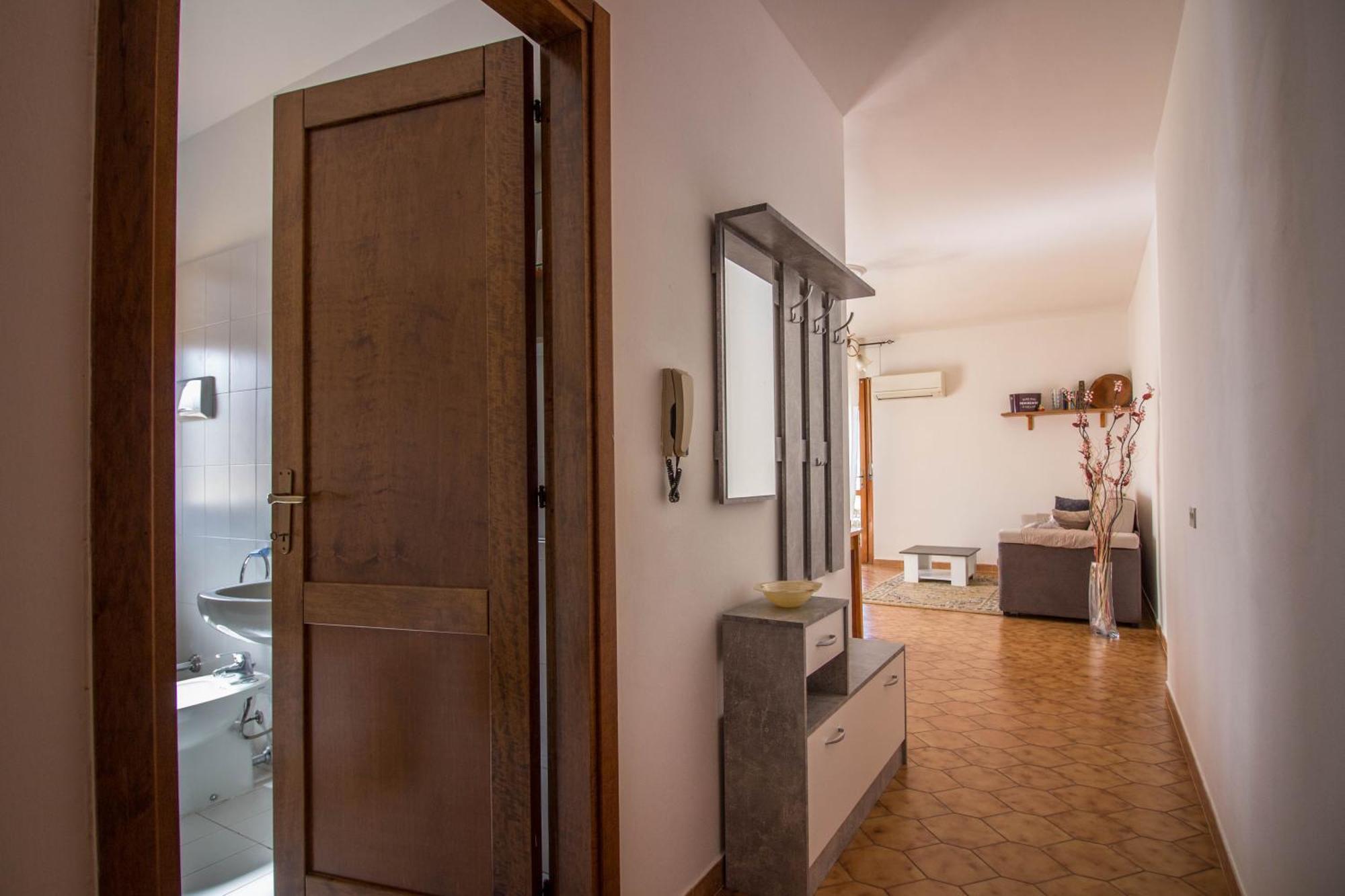 - Comfy Near The Airport! Apartment